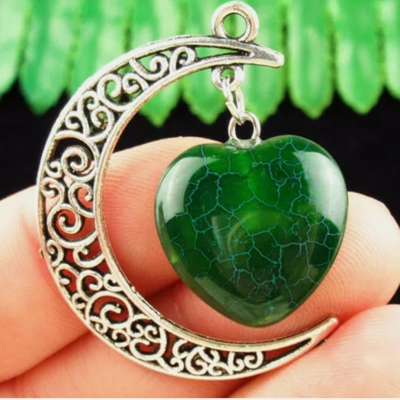 New Carved Heart Shaped Green Dragon Veins Agate Crescent Moon Silver Pendant. - Picture 2 of 7